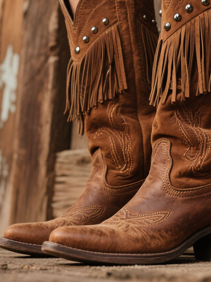 Femmes : Bottes de cow-boy en cuir et daim brodées avec franges