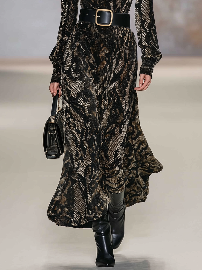 Robe Maxi en Velours à Imprimé Serpent : Élégance Tendance avec Col Montant et Manches Longues