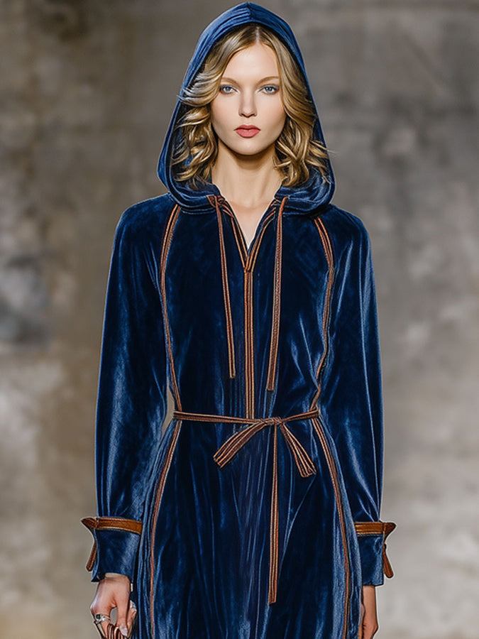 Robe Maxi Velours Bleu Foncé avec Capuche et Accents Marron Rétro
