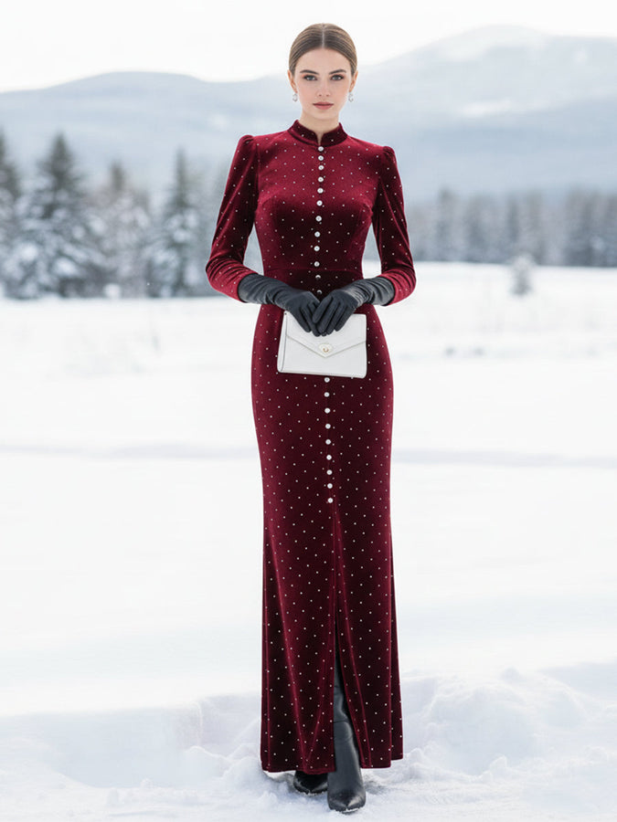 Maxi Robe en Velours Rouge avec Col Montant et Détails Strassés