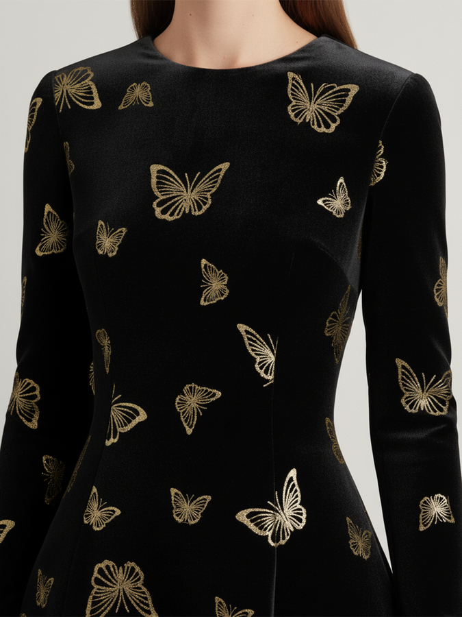 Robe en velours chic à col rond et manches longues, ornée d'un élégant papillon doré