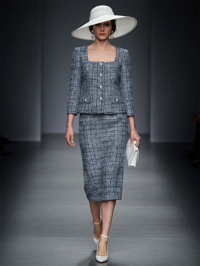 Ensemble Élégant en Tweed Bleu : Veste à Col Carré et Jupe Boutonnée