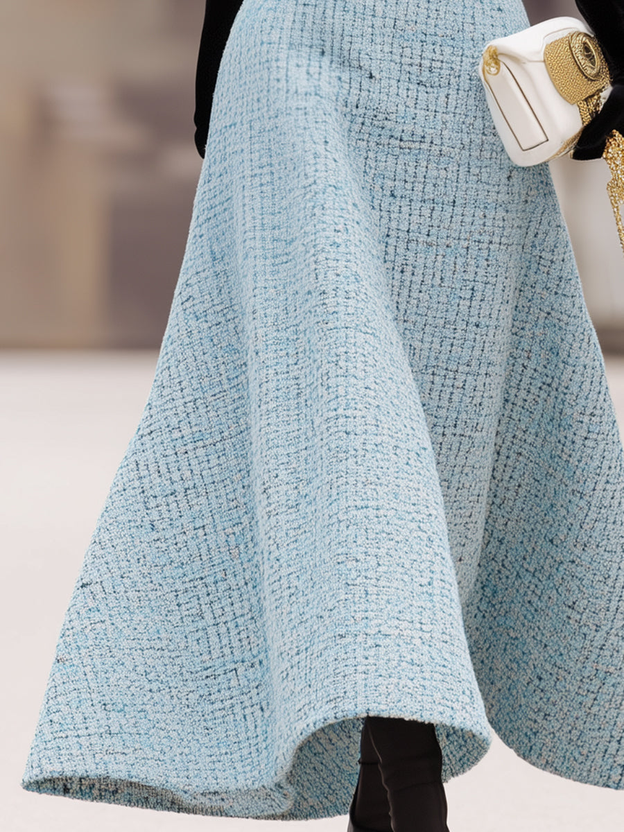 Maxi Robe en Tweed Bleu à Jupe Évasée avec Détails en Boutons Noirs et Col Rond