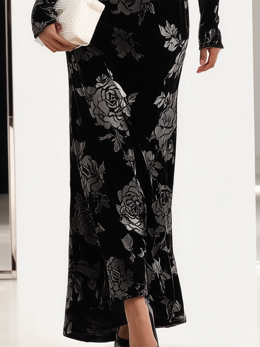 Robe Maxi Élégante en Velours Noir Plissée avec Motif Rose