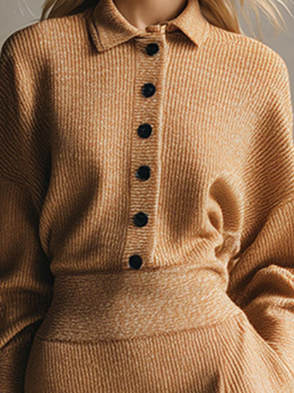 Élégante Robe Maxi Tricotée avec Col Camel et Détails Boutonnés