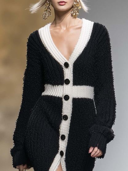 Robe Maxi Noire Tricotée avec Boutons Avant - Décolleté en V et Détails Blancs dans un Style Rétro Élégant