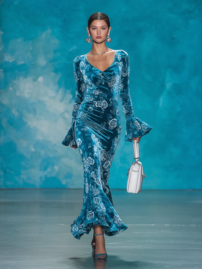 Maxi Robe Élégante en Velours Bleu avec Manches Trompette et Détails Texturés en Rose Argenté