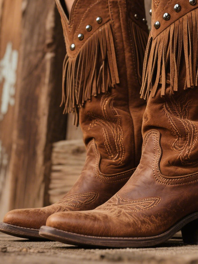 Femmes : Bottes de cow-boy en cuir et daim brodées avec franges