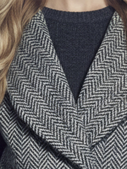 Veste courte en chevrons gris avec revers élégants