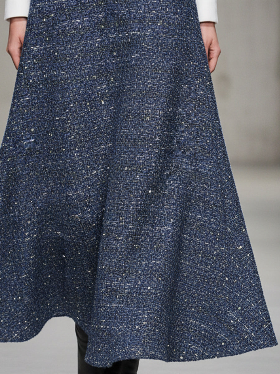 Ensemble Élégant en Tweed Bleu avec Sequins Dorés et Détails Blancs