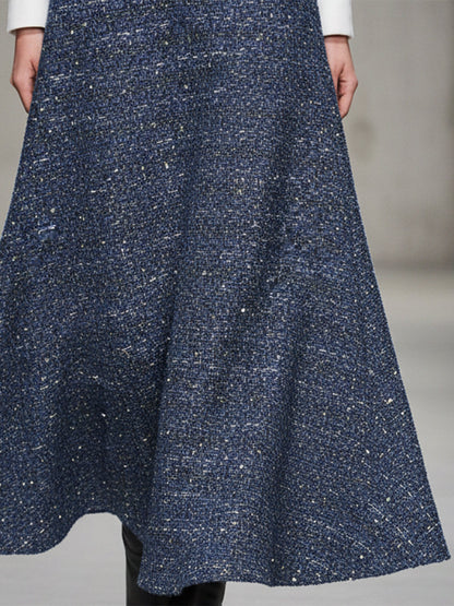 Ensemble Élégant en Tweed Bleu avec Sequins Dorés et Détails Blancs