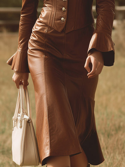 Veste en simili cuir marron avec boutons et jupe à train