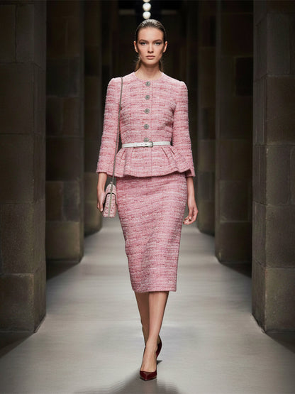 Ensemble Élégant en Tweed Rose : Veste et Jupe avec Détails en Boutons Argentés et Volants