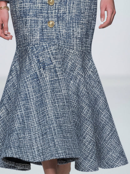 Maxi Robe Fishtail en Tweed Bleu avec Détails Boutonnés