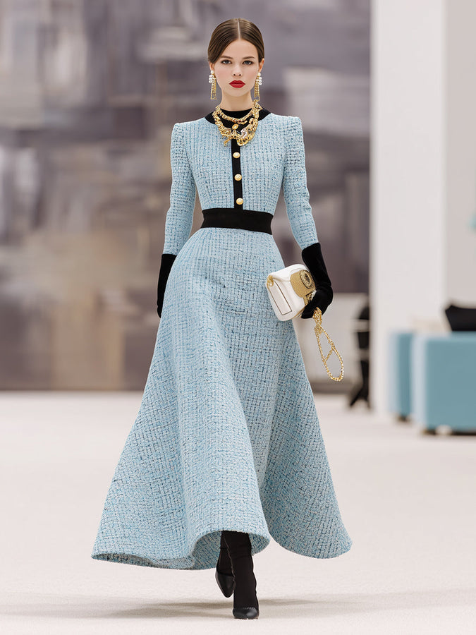 Maxi Robe en Tweed Bleu à Jupe Évasée avec Détails en Boutons Noirs et Col Rond