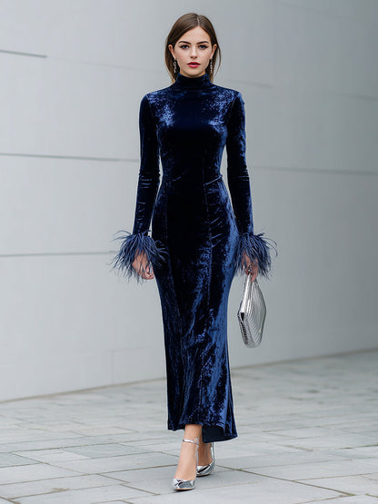 Robe Maxi en Velours Bleu avec Col Rond et Élégants Panneaux de Plumes Synthétiques