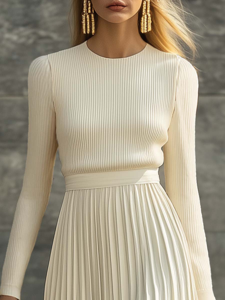 Robe Maxi en Satin Crème : Élégance Décontractée avec Manches Longues et Ourlet Plissé