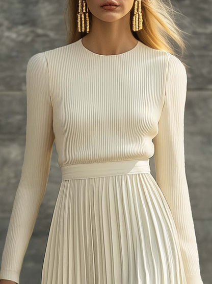 Robe Maxi Élégante en Satin Crème : Confort et Style Décontracté avec Manches Longues et Ourlet Plissé