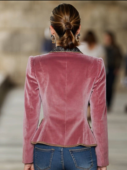 Veste en Velours Rose Élégante avec Col en Dentelle et Détails en Ruban Doré