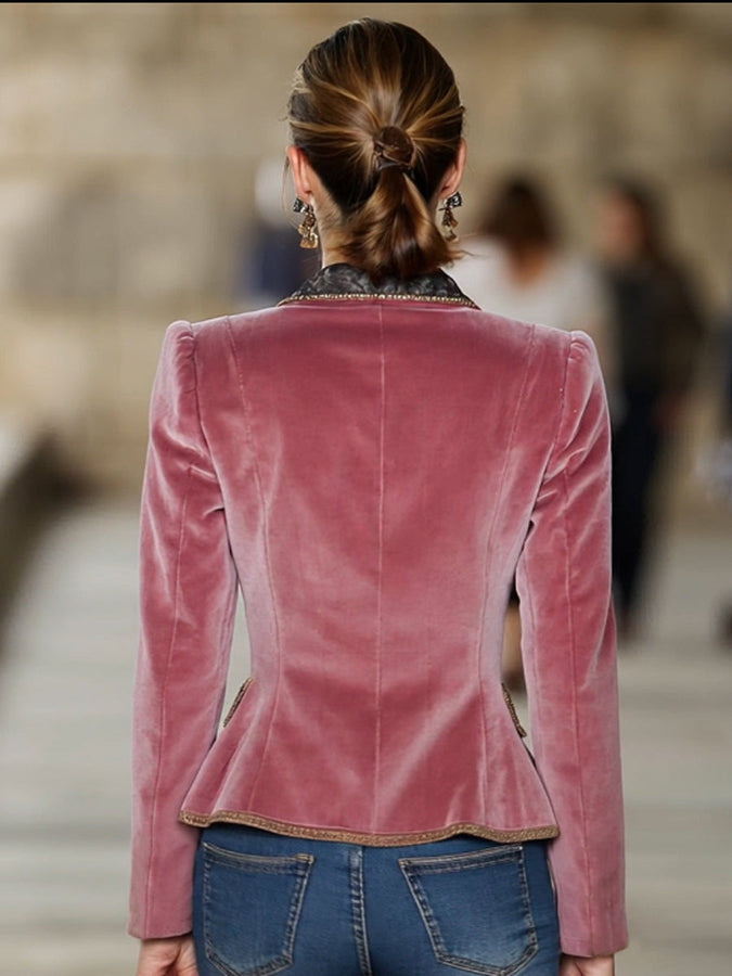 Veste en Velours Rose Élégante avec Col en Dentelle et Détails en Ruban Doré