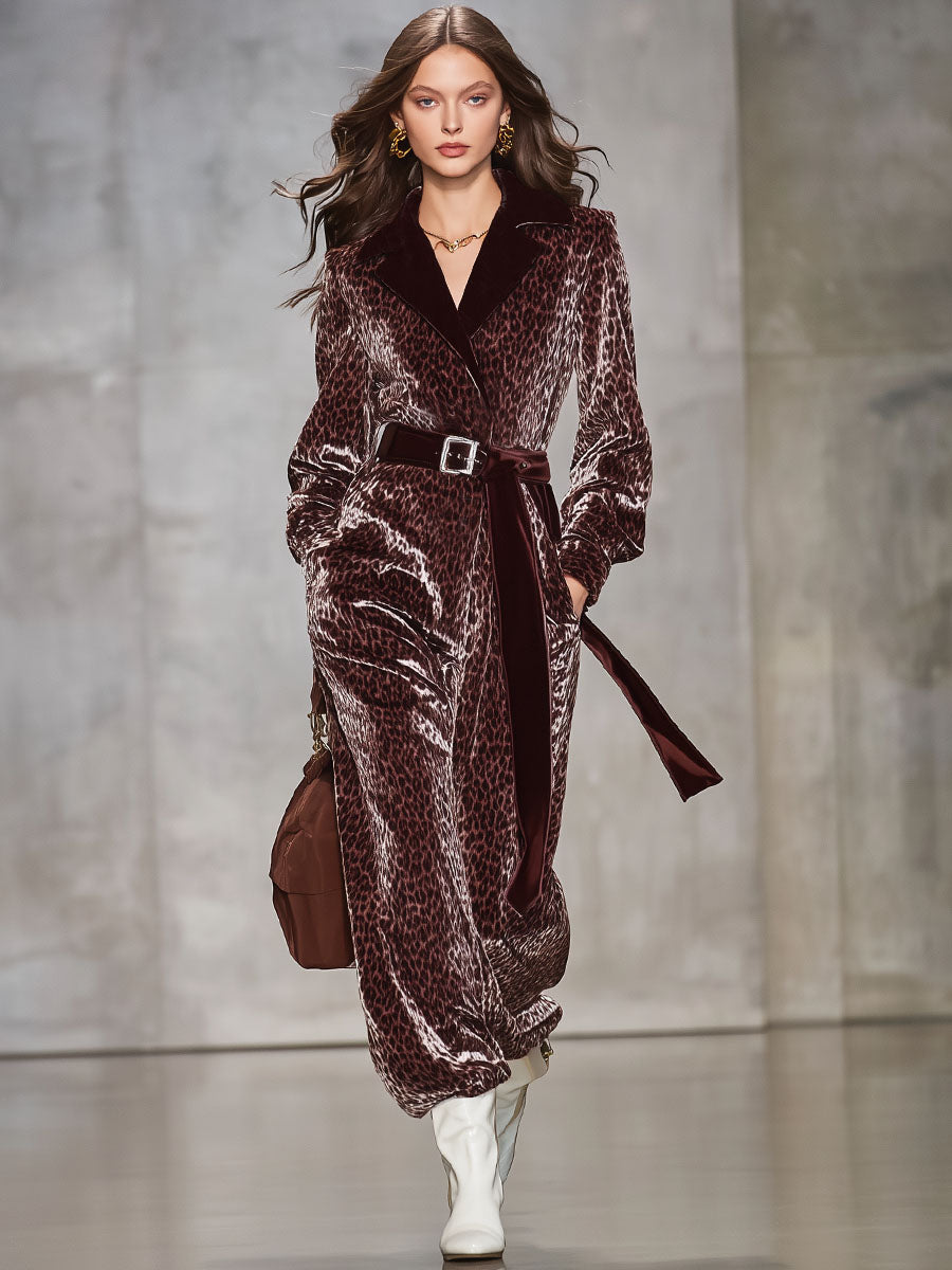 Combinaison en velours à motif léopard avec col cravate et silhouette décontractée