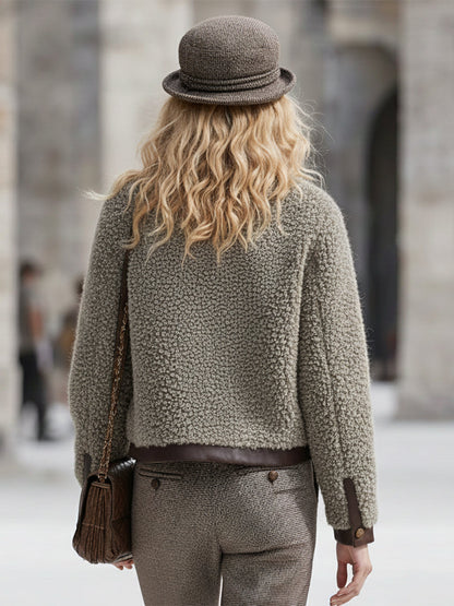 Veste en fausse fourrure à col rond avec élégantes finitions en simili cuir vintage