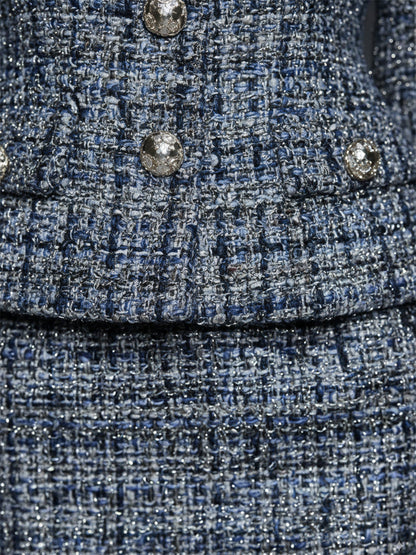 Ensemble Élégant en Tweed Bleu : Veste à Col Carré et Jupe Boutonnée