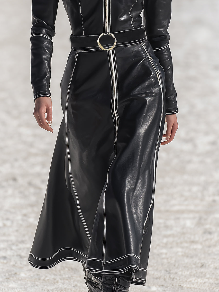 Maxi Robe Noire en Cuir Synthétique avec Capuche et Détails Vintage