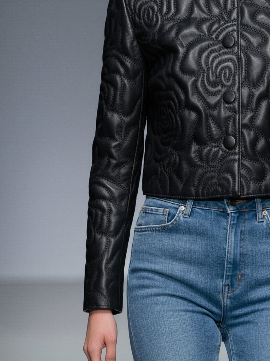 Veste Croppée Noir en Similicuir avec Éléments Roses