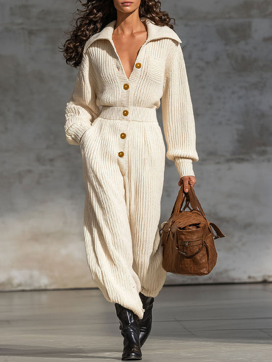 Combinaison Tricotée Élégante avec Revers et Boutonnage Minimaliste