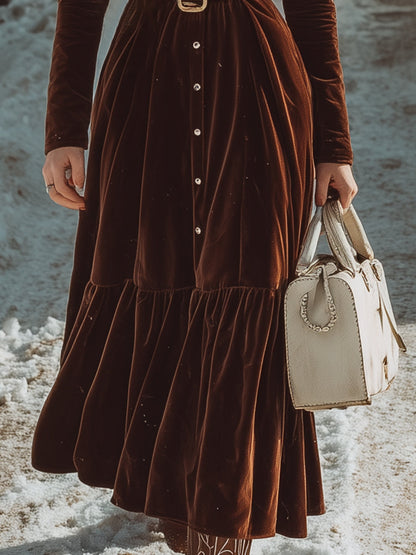 Maxi Robe Plissée en Velours Brun avec Revers Élégants et Détails Boutonnés
