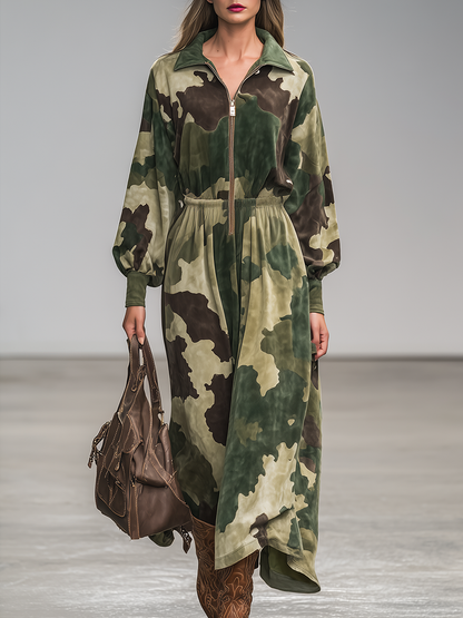 Robe Maxi Camouflage en Suédine avec Col Zippé - Élégance Sportive Rétro