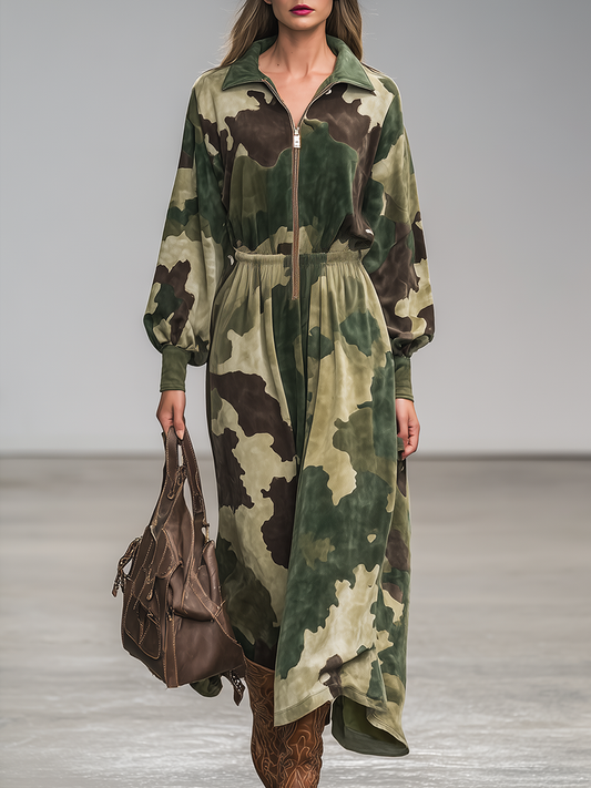 Robe Maxi Camouflage en Suédine avec Col Zippé - Élégance Sportive Rétro