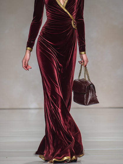 Robe Maxi Velours Bourgogne : Décolleté en V et Finitions Dorées pour une Élégance Éblouissante