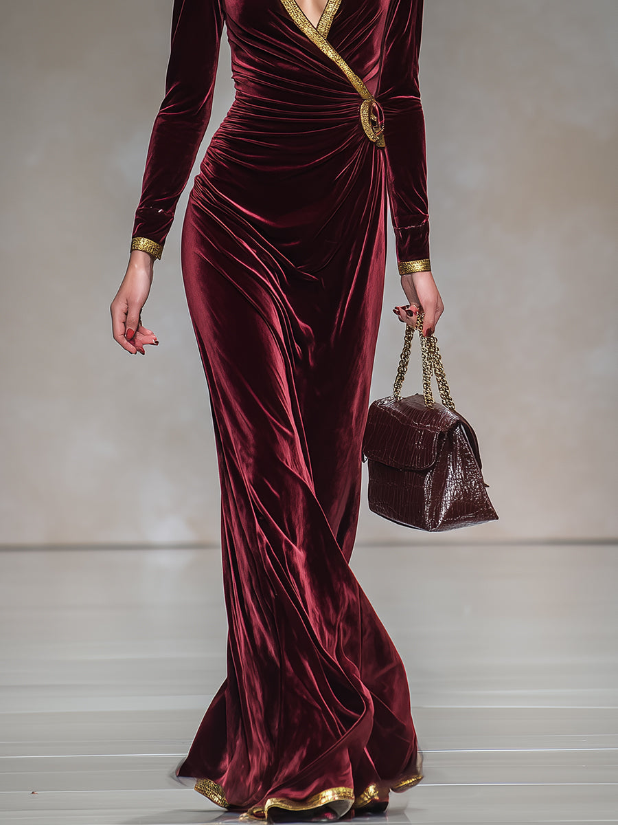 Robe Maxi en Velours Bordeaux avec Décolleté en V et Détails Dorés – Élégance Suprême