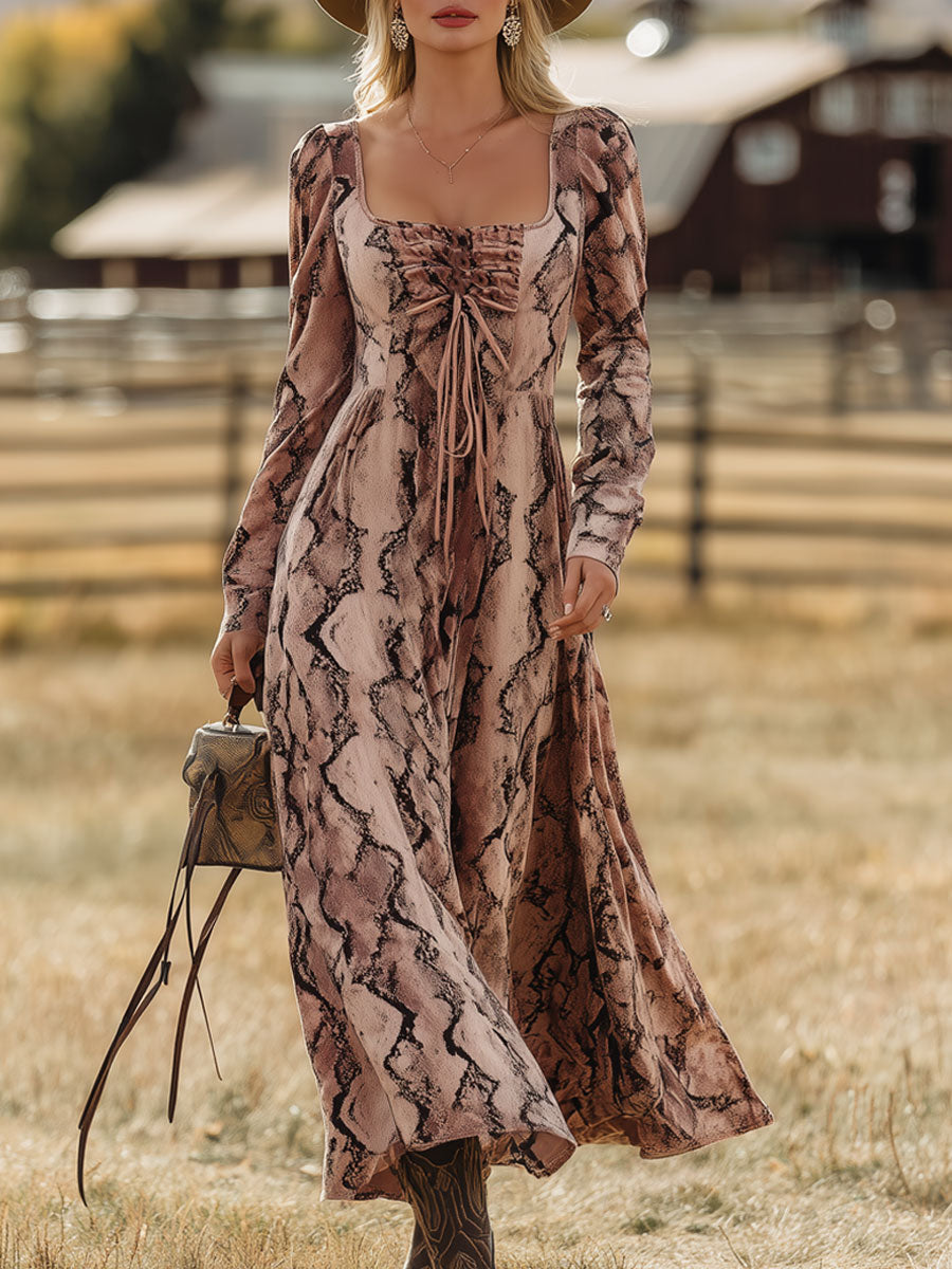 Robe Maxi en Velours Rose à Imprimé Serpent - Style Rétro Western avec Détails à Lacets