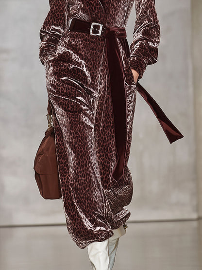 Combinaison en velours à motif léopard avec col cravate et silhouette décontractée
