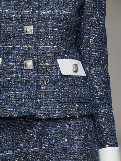 Ensemble Élégant en Tweed Bleu avec Sequins Dorés et Détails Blancs