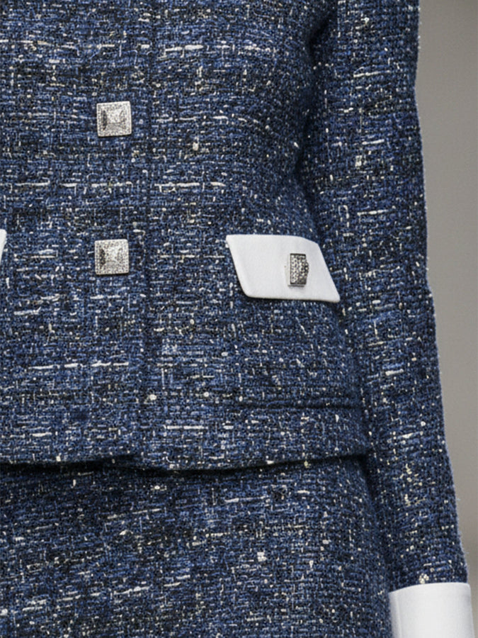 Chic Ensemble Tweed Bleu : Veste et Jupe Éblouissantes avec Sequins Dorés et Détails Blancs