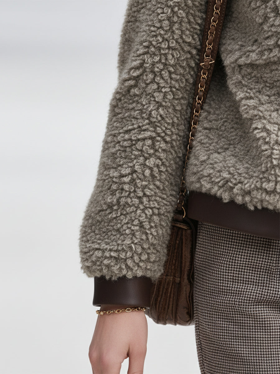 Veste en fausse fourrure à col rond avec élégantes finitions en simili cuir vintage