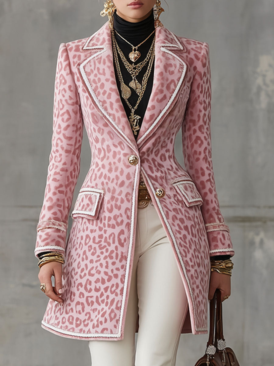 Veste mi-longue à motif léopard rose avec revers et fermeture à bouton
