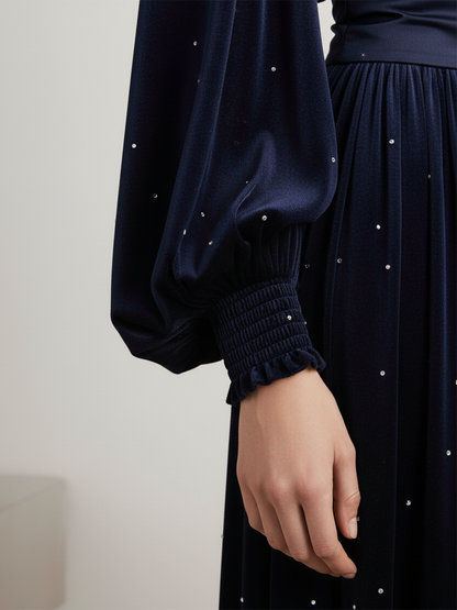 Robe Velours Chic à Col Montant et Détails Éclatants