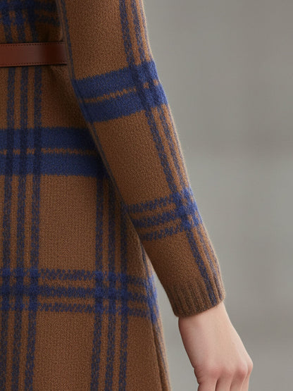 Robe Maxi Tricotée à Col Zippé - Élégance Mi-Saison en Motifs Carreaux Bleu et Marron