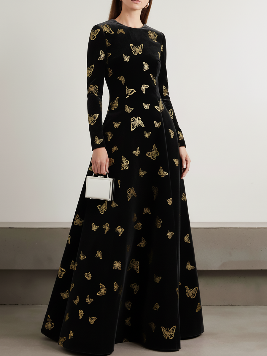 Robe en velours chic à manches longues et col rond ornée d'un élégant nœud doré