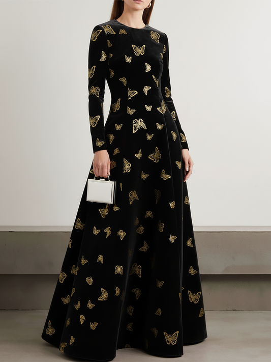 Robe en velours chic à manches longues et col rond ornée d'un élégant nœud doré