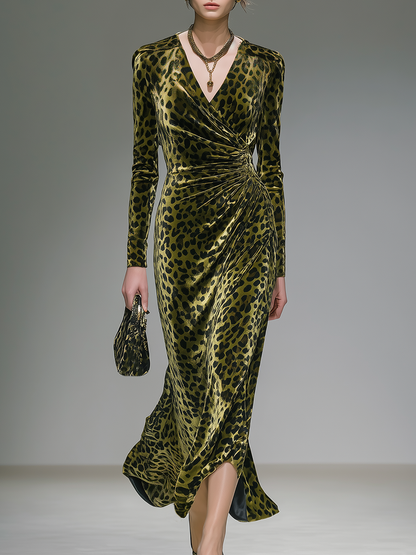 Robe Maxi Velours Léopard Rétro : Élégance au Décolleté en V et Manches Longues