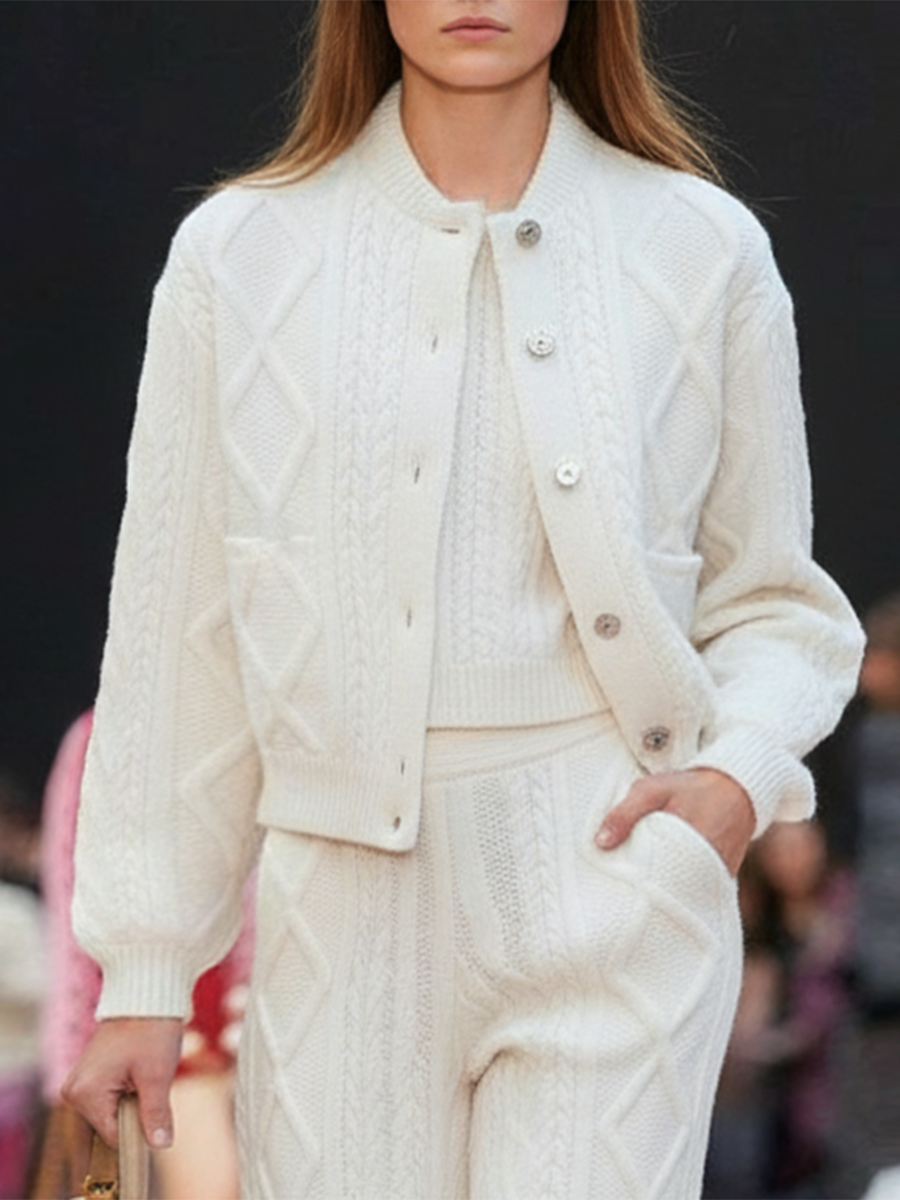 Ensemble Élégant en Blanc Texturé : Veste et Pantalon Chic