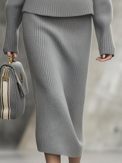 Ensemble Tricot Gris : Jupe Élégante et Pull V Simple en Argent Vieilli