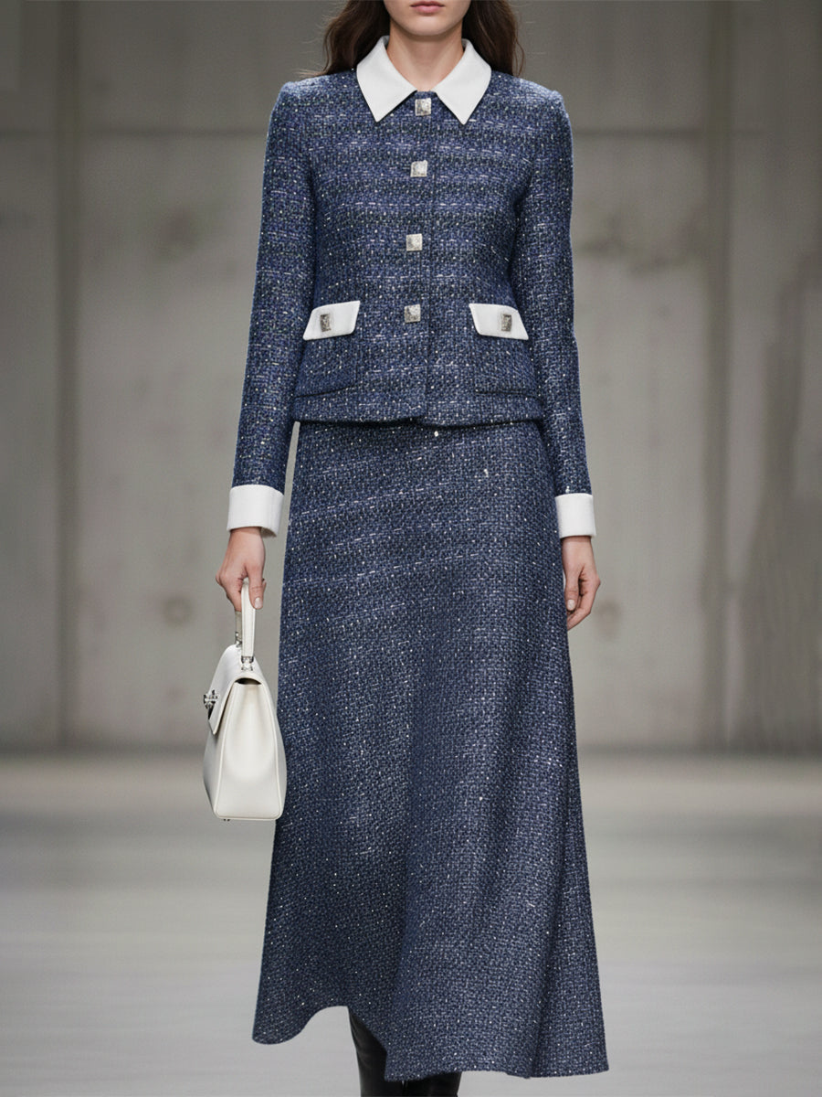 Ensemble Élégant en Tweed Bleu avec Sequins Dorés et Détails Blancs