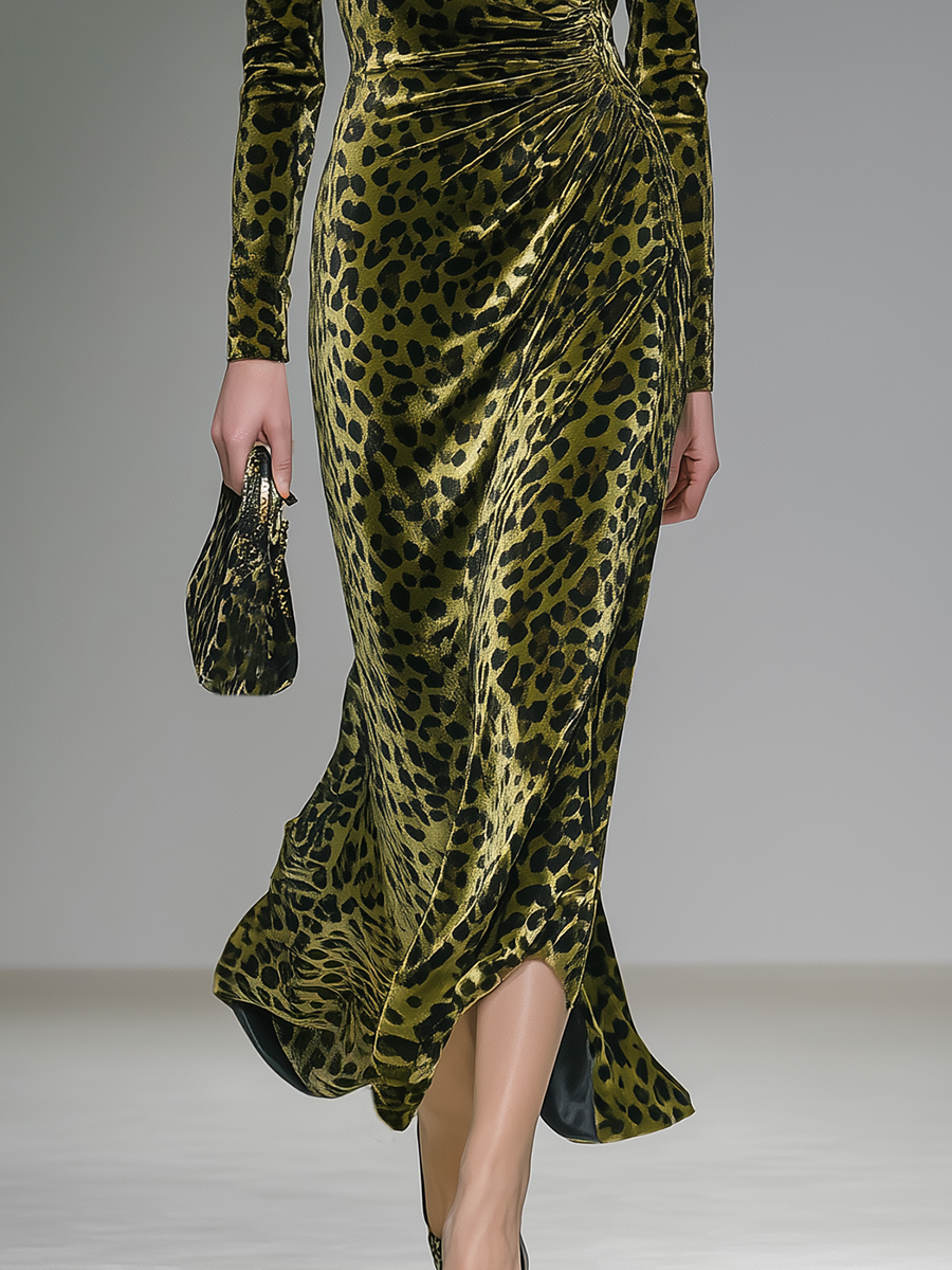 Robe Maxi Velours Léopard Rétro : Élégance au Décolleté en V et Manches Longues